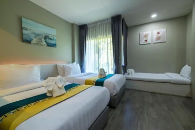 Camera doppia con letti singoli e balcone — Kana Triple L Hotel Phuket普吉岛卡娜3L酒店